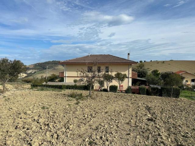 Villetta bifamiliare in vendita di 290 m² in Contrada Monterone, 16