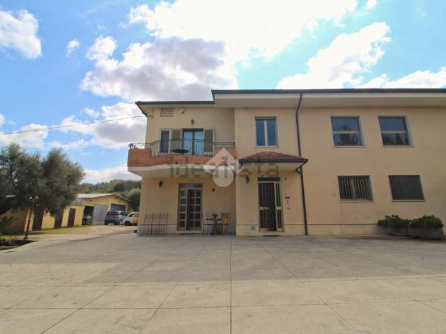Villetta bifamiliare in vendita di 290 m² in Contrada Tavoliere Borea, 11