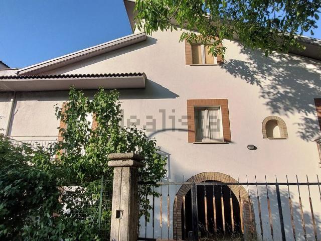 Villetta bifamiliare in vendita di 290 m² in Frazione Pretara, 146