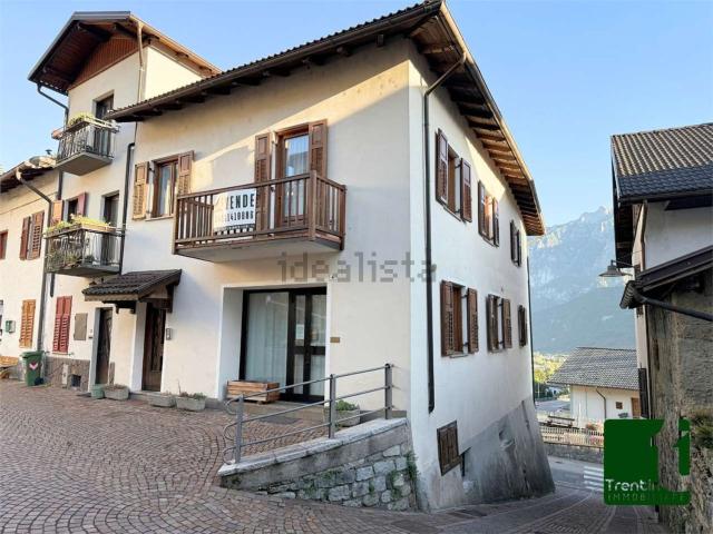Villetta bifamiliare in vendita di 290 m² in Via Villa