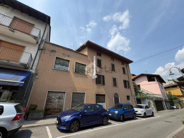 Villetta bifamiliare in vendita di 290 m² in Via Alessandro Manzoni