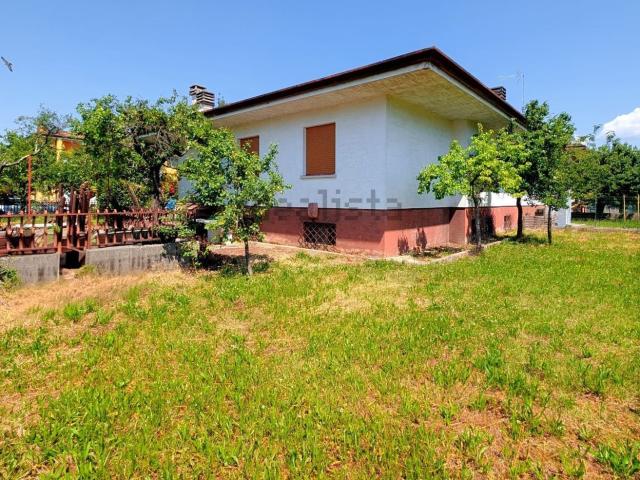 Villetta bifamiliare in vendita di 290 m² in Via Arturo Malignani, 11