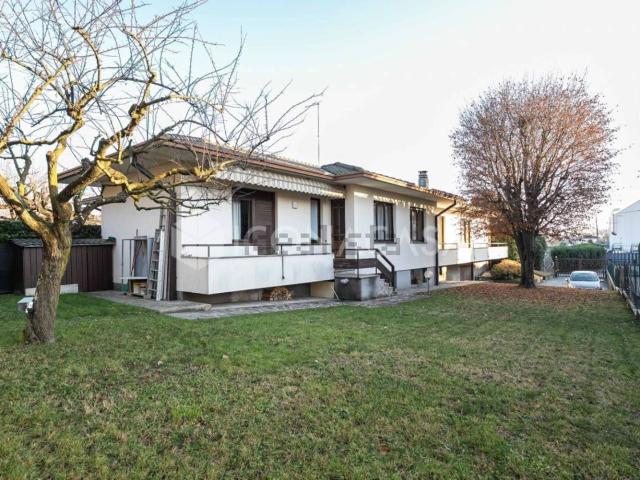 Villetta bifamiliare in vendita di 290 m² in Via California