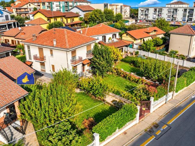 Villetta bifamiliare in vendita di 290 m² in Via Carso