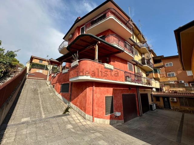 Villetta bifamiliare in vendita di 290 m² in Via Cesare Battisti
