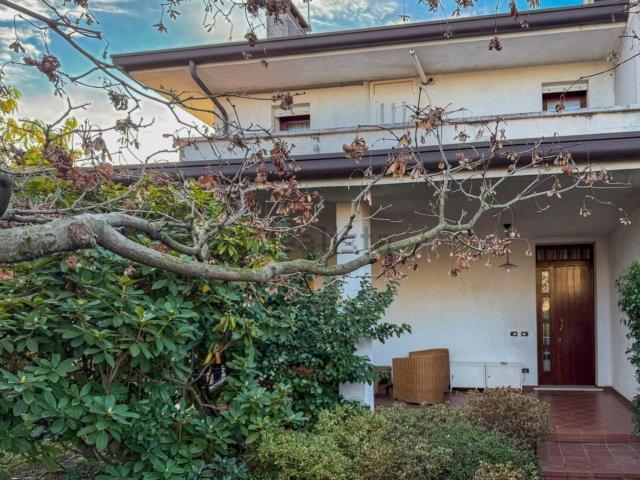 Villetta bifamiliare in vendita di 290 m² in Via dei Salici, 26