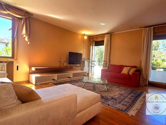 Villetta bifamiliare in vendita di 290 m² in Via Francesco Minorello