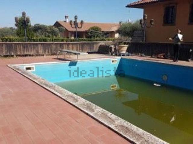 Villetta bifamiliare in vendita di 290 m² in Via G. Almirante, 18