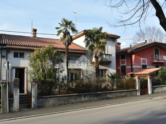 Villetta bifamiliare in vendita di 290 m² in Via Giacomo Leopardi, 20