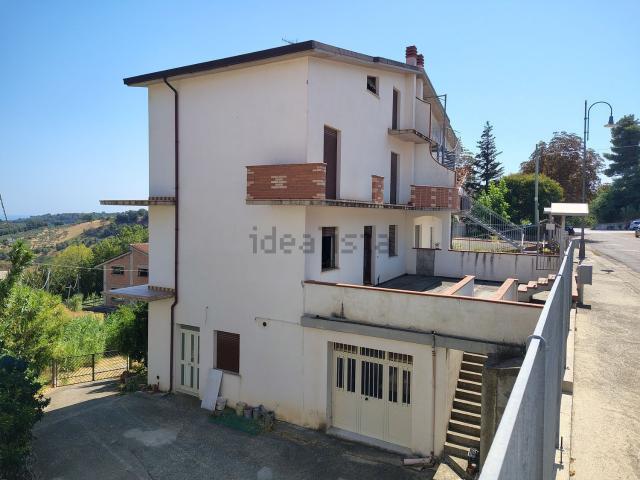Villetta bifamiliare in vendita di 290 m² in Via Giustino Adami, 7