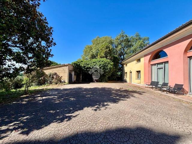 Villetta bifamiliare in vendita di 290 m² in Via Montespada