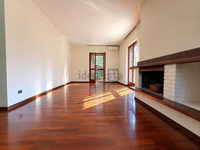 Villetta bifamiliare in vendita di 290 m² in Via Parini, 70
