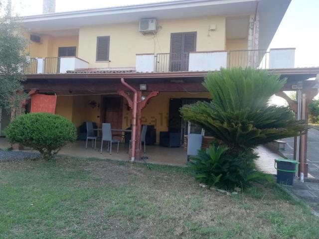 Villetta bifamiliare in vendita di 290 m² in Via Prioli, 40