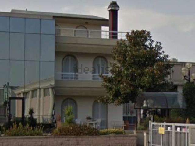 Villetta bifamiliare in vendita di 292 m² in Piazza Giovanni Giolitti, 227
