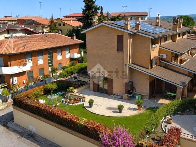 Villetta bifamiliare in vendita di 297 m² in Via Pablo Picasso, 2