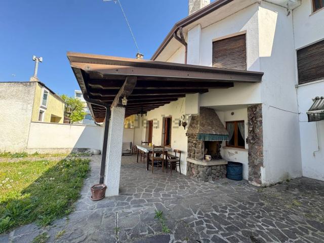 Villetta bifamiliare in vendita di 297 m² in Via Santa Libera