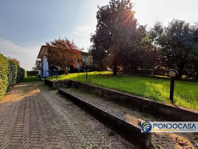 Villetta bifamiliare in vendita di 294 m² in Via Don Luigi Sturzo
