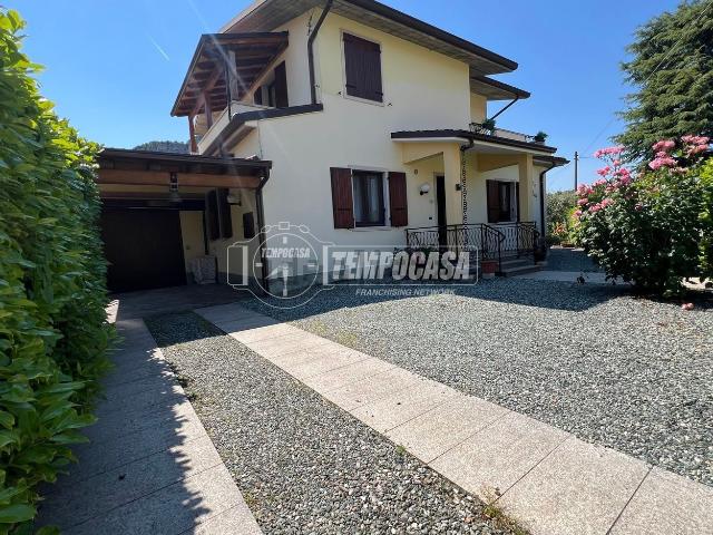 Villetta bifamiliare in vendita di 294 m² in Via IV Novembre, 11
