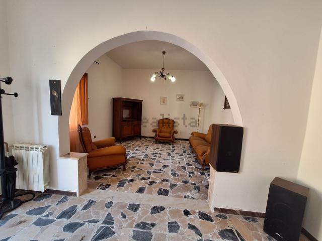 Villetta bifamiliare in vendita di 295 m² in Via Giovanni Maria Pisanu