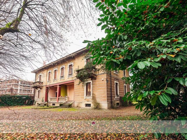 Villetta bifamiliare in vendita di 295 m² in Via Luigi Invernizzi, 2