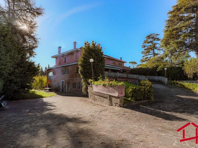 Villetta bifamiliare in vendita di 295 m² in Via Ottavio Morisani, 50