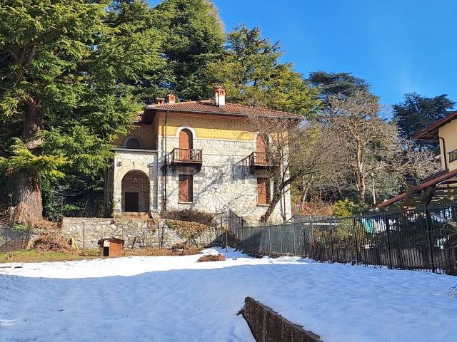 Villetta bifamiliare in vendita di 296 m² in Via Adamello, 24