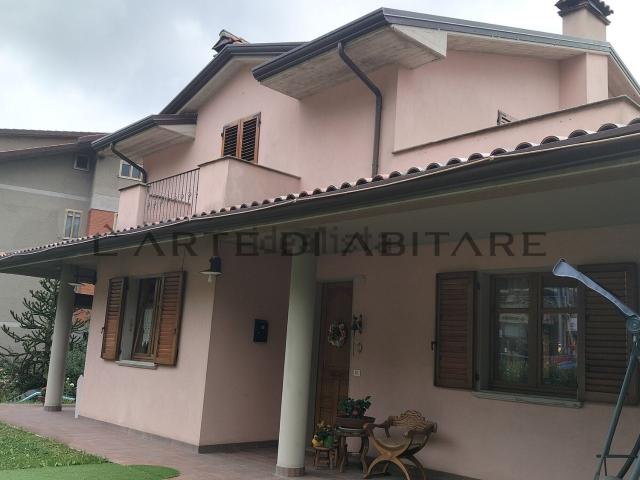 Villetta bifamiliare in vendita di 296 m² in Via Montefeltresca