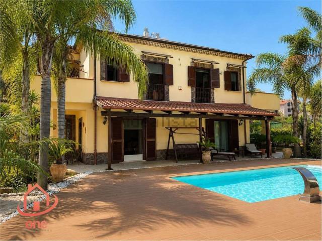 Villetta bifamiliare in vendita di 298 m² in Contrada Cafaro