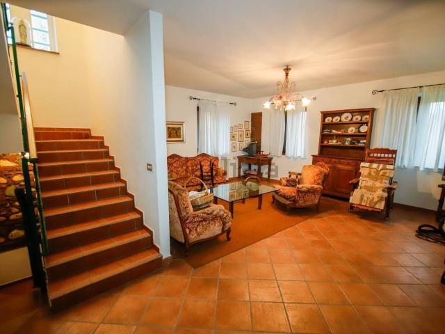 Villetta bifamiliare in vendita di 298 m² in Via Umberto I°, 49