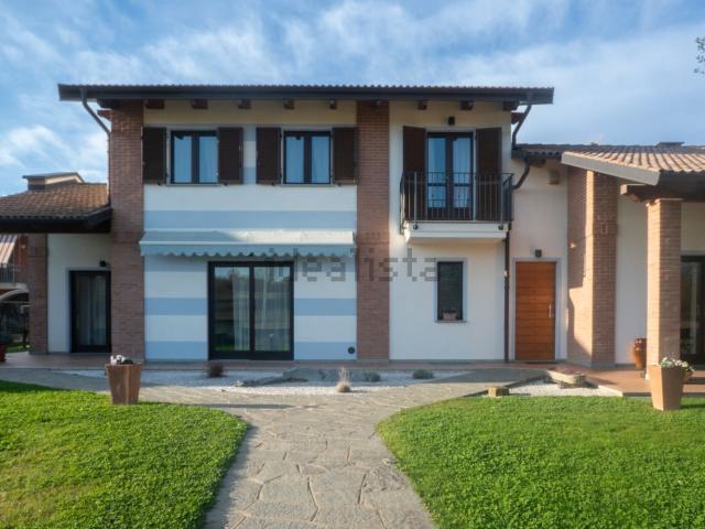 Villetta bifamiliare in vendita di 298 m² in Via Boetti, 27