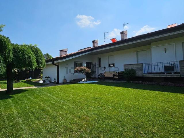 Villetta bifamiliare in vendita di 298 m² in Via San Pietro