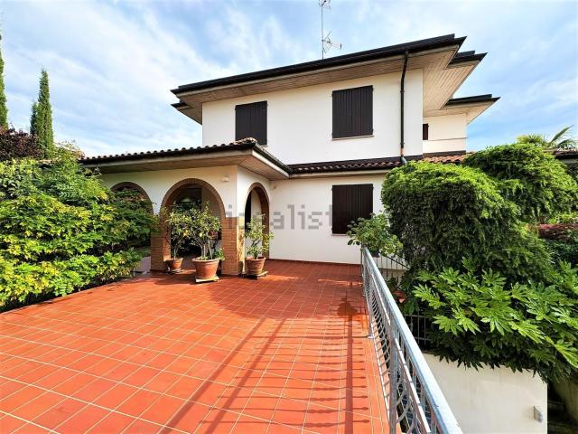Villetta bifamiliare in vendita di 298 m² in Via Spinelli