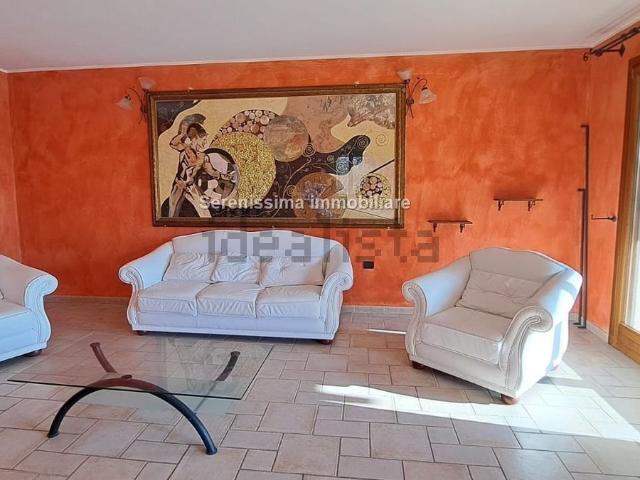 Villetta bifamiliare in vendita di 299 m² in Via del Lago