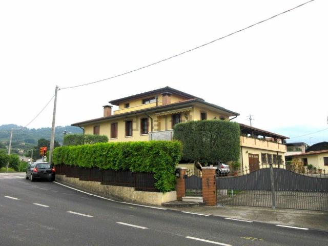 Villetta bifamiliare in vendita di 299 m² in Via Gazzo, 1