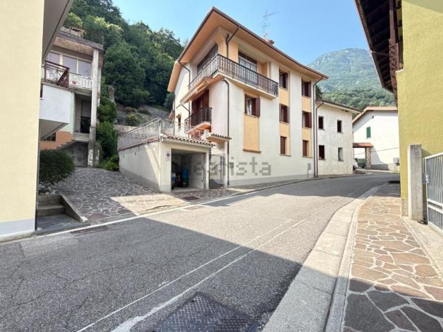 Villetta bifamiliare in vendita di 299 m² in Via Perugia, 13