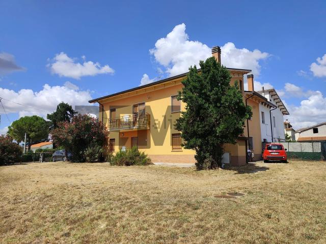 Villetta bifamiliare in vendita di 203 m² in Contrada da Piano Croce, 32
