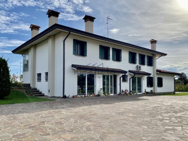 Villetta bifamiliare in vendita di 203 m² in Via Conche