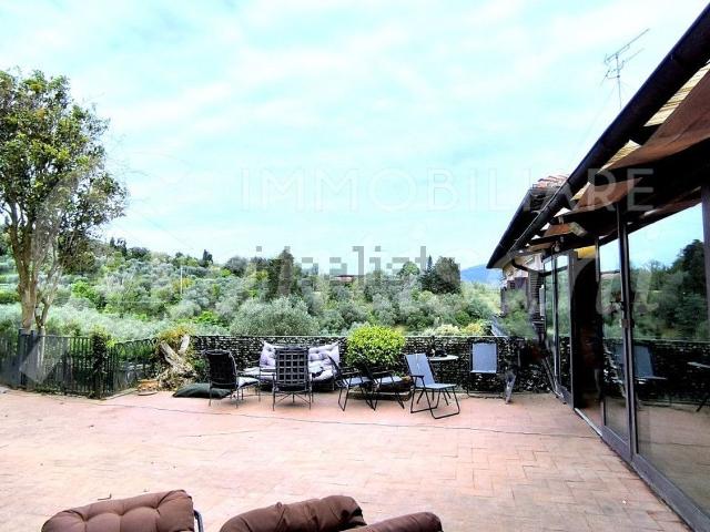 Villetta bifamiliare in vendita di 203 m² in Via delle Ballodole