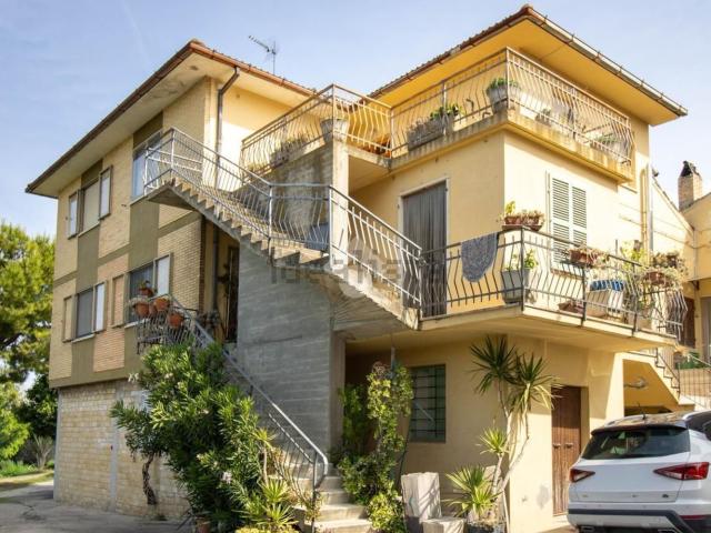 Villetta bifamiliare in vendita di 300 m² in Contrada Chiesanuova, 26