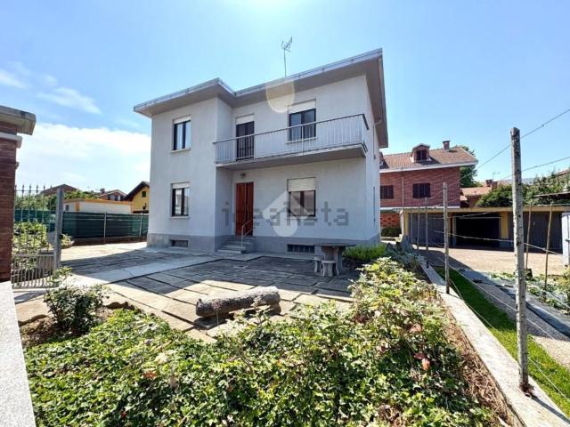 Villetta bifamiliare in vendita di 200 m² in Corso Cesare Battisti, 67