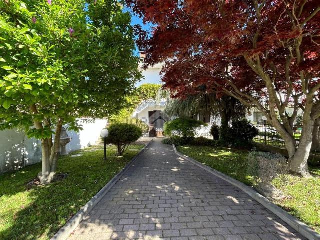 Villetta bifamiliare in vendita di 200 m² in Frazione Tetti Peretti, 15