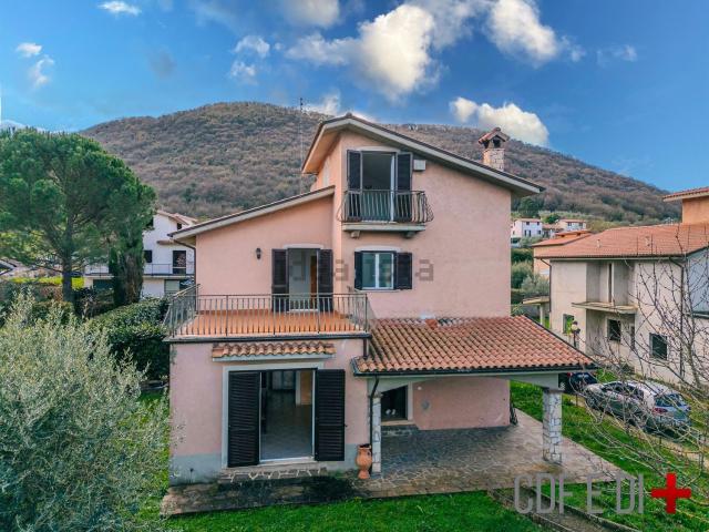 Villetta bifamiliare in vendita di 200 m² in Località Monte Calvo di Sotto