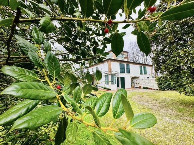 Villetta bifamiliare in vendita di 200 m² in Strada Langhirano, 522