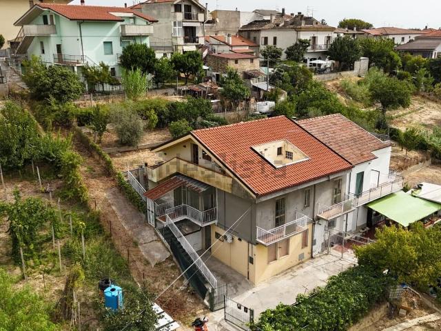 Villetta bifamiliare in vendita di 200 m² in Strada Prati, 30