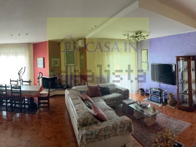 Villetta bifamiliare in vendita di 200 m² in Strada Statale 16 Adriatica