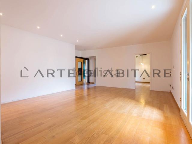 Villetta bifamiliare in vendita di 200 m² in Via Talete, 4