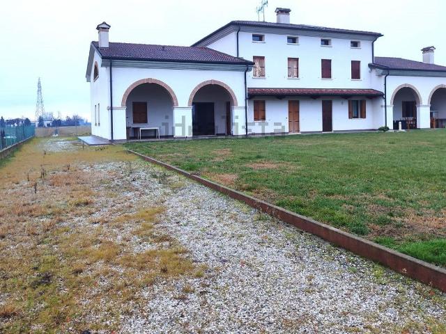 Villetta bifamiliare in vendita di 200 m² in Via Tevere