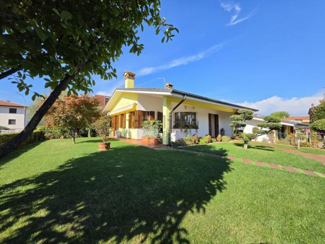 Villetta bifamiliare in vendita di 200 m² in Via Toscanini
