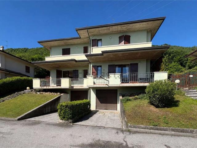 Villetta bifamiliare in vendita di 200 m² in Via Villa