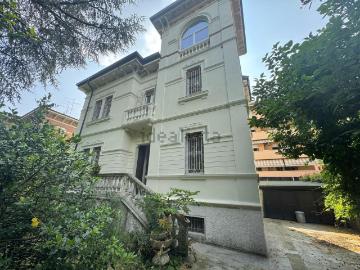 Villetta bifamiliare in vendita di 200 m² in Via Alessandro Manzoni